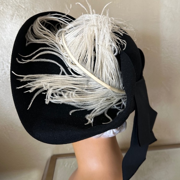 IRRESISTIBLE 1930s\' BLACK FELT WIDE BRIM HAT WITH WHITE OSTRICH FEATHER main image 7